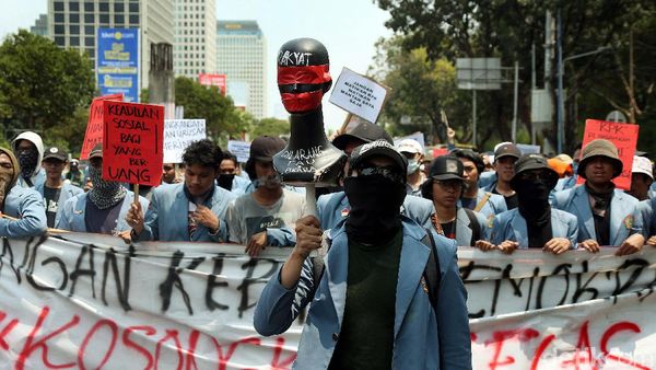Kala Mahasiswa Kuasai Jalan Asia Afrika Senayan