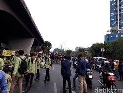 Polisi Halau Mahasiswa Kembali ke Depan Gedung DPR dengan Gas Air Mata