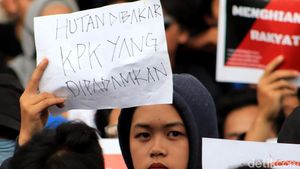 Aneka Spanduk Demo Unik dari Bandung