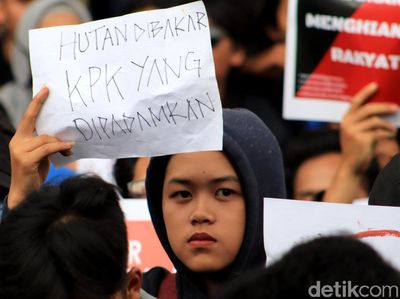 Aneka Spanduk Demo Unik dari Bandung