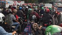 Imbas Demo di DPR, Jalan Pejompongan Macet Parah