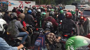 Imbas Demo di DPR, Jalan Pejompongan Macet Parah