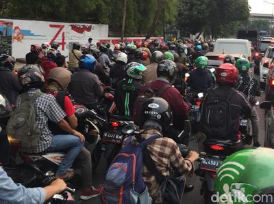 Imbas Demo di DPR, Jalan Pejompongan Macet Parah