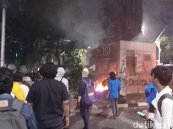 Massa Bakar Pos Polisi Pertigaan Hotel Mulia Senayan