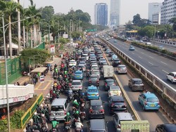 Ada Demo di Depan DPR, Lalin Jalan Gatot Subroto ke Slipi Macet