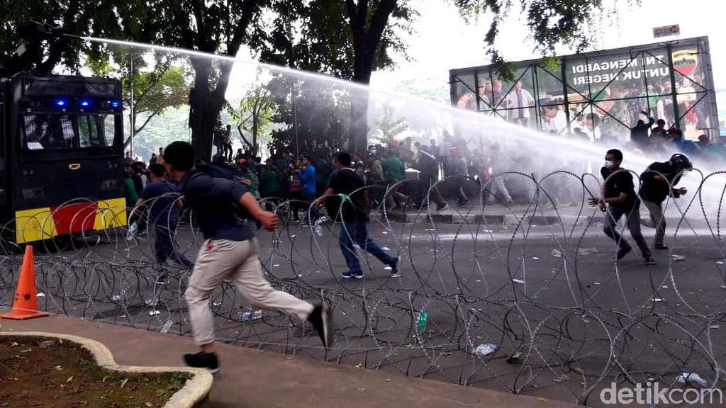 Aksi Lempar Batu Warnai Demo Mahasiswa di Medan