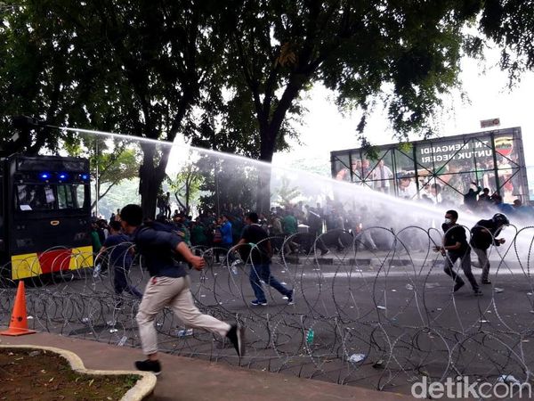Aksi Lempar Batu Warnai Demo Mahasiswa di Medan