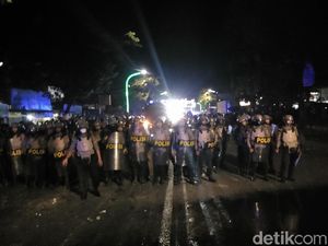 Polisi Bubarkan Bentrok Mahasiswa dan Warga di Unismuh Makassar