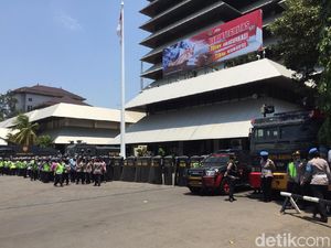 Polisi Siagakan Water Cannon di Aksi Demo Mahasiswa di DPRD Jateng