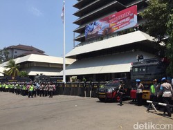 Polisi Siagakan Water Cannon di Aksi Demo Mahasiswa di DPRD Jateng