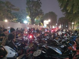 Dipukul Mundur Polisi, Mahasiswa di Gerbang Pemuda Berlarian ke Asia Afrika