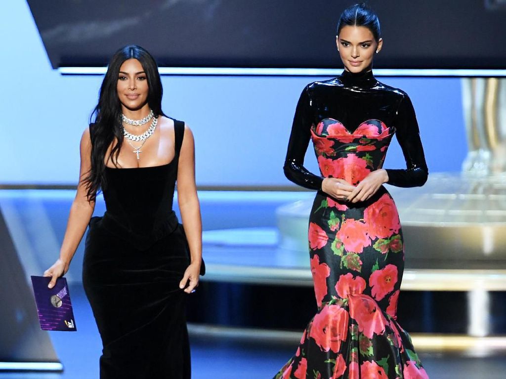 Kim dan Kendall Jenner, Zendaya hingga Jolin Tsai Kim dan Kendall Jenner, Zendaya hingga Jolin Tsai