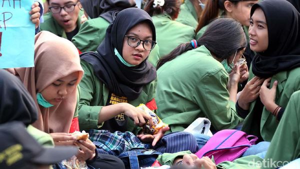 Momen Mahasiswa Bersantai Sebelum Aksi Demo