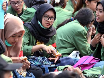 Momen Mahasiswa Bersantai Sebelum Aksi Demo