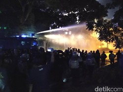 Bubarkan Aksi Demo di Bandung, Polisi Amankan Sejumlah Massa