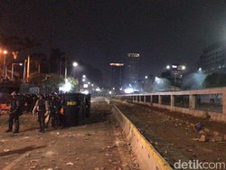 Mobil Pelat Merah dan Kendaraan Taktis Polisi Diamuk Massa di DPR