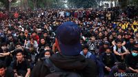 Mahasiswa Masih Bertahan di Depan Gedung DPRD Jabar