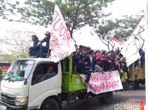 Sebelum Demo DPR, Mahasiswa Kumpul di Depan TVRI Naik Truk-Motor