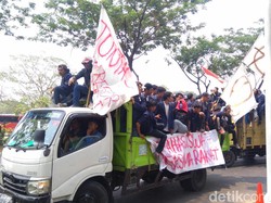 Sebelum Demo DPR, Mahasiswa Kumpul di Depan TVRI Naik Truk-Motor