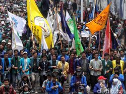 Eksodus Mahasiswa Menuju Gedung DPR