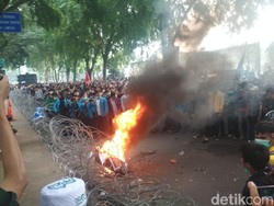 Makin Panas, Mahasiswa di Medan Bakar Ban dan Rusak Kawat Berduri