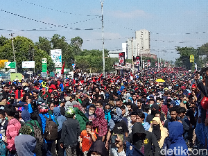Mahasiswa Masih Sesaki Jalanan, Berusaha Dekati DPRD Sulsel