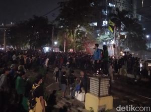 Mahasiswa Masih Bertahan di Palmerah Timur, Polisi Tembakkan Gas Air Mata