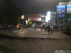 Jalan Ditutup, Mahasiswa dan Warga di Makassar Kini Bentrok Lempar Batu