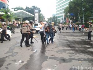 Ricuh Demo di Medan, 53 Orang Diamankan Polisi