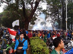 Ditembak Gas Airmata, Mahasiswa Mundur hingga Stasiun Palmerah