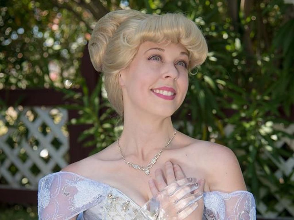 Viral, Potret Cantiknya Cinderella dengan Tangan Palsu dari Kaca