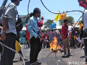 Demo Hari Tani di DPRD Jatim, Massa Bakar Spanduk dan Injak Kawat Berduri Demo Hari Tani di DPRD Jatim, Massa Bakar Spanduk dan Injak Kawat Berduri