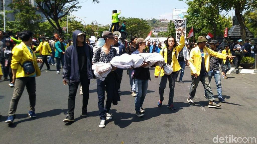 Mahasiswa Bawa Pocong dan Keranda Demo di DPRD Jateng