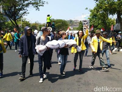 Mahasiswa Bawa Pocong dan Keranda Demo di DPRD Jateng