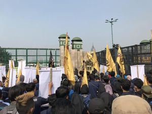 Serikat Petani Turut Berunjuk Rasa di Depan Gedung DPR