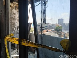 Lantai 4 Gedung Asuransi di Surabaya Terbakar, Api Diduga dari Puntung Rokok