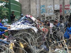 Rusak Kawat Duri, Mahasiswa yang Demo di DPR Minta Gerbang Dibuka