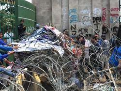 Rusak Kawat Duri, Mahasiswa yang Demo di DPR Minta Gerbang Dibuka