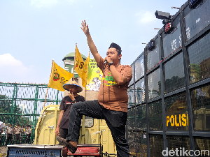 Pendemo di DPR Tolak RUU Budi Daya: Hanya Pentingkan Benih Rekayasa Genetika! Pendemo di DPR Tolak RUU Budi Daya: Hanya Pentingkan Benih Rekayasa Genetika!