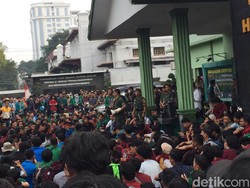 Dipukul Mundur Polisi, Mahasiswa Pendemo DPRD Sumut Berlindung ke Kodim