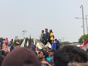 Diwarnai Aksi Lempar Botol, Mahasiswa Minta Polisi Mundur dari Gerbang DPR