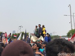 Diwarnai Aksi Lempar Botol, Mahasiswa Minta Polisi Mundur dari Gerbang DPR