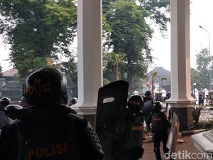 Dipukul Mundur, Demonstran Bandung Lempari Polisi dengan Batu Dipukul Mundur, Demonstran Bandung Lempari Polisi dengan Batu