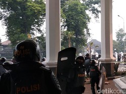 Dipukul Mundur, Demonstran Bandung Lempari Polisi dengan Batu