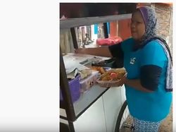 Dengan Aksi Kocak, 5 Penjual Makanan Ini Tarik Perhatian Pembeli