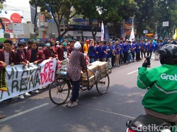 Ada Demo Mahasiswa di DPR, Lalin Depan TVRI Macet