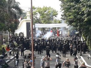 Water Cannon Semprot Massa #BengawanMelawan di Solo Water Cannon Semprot Massa #BengawanMelawan di Solo