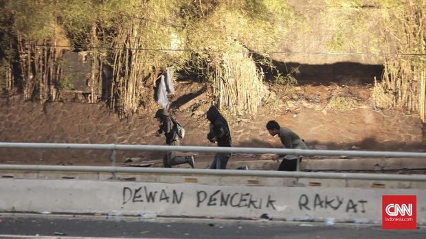 Coretan pedemo di sekitar gedung DPR yang memprotes sejumlah UU kontroversial di dewan, termasuk UU KPK.