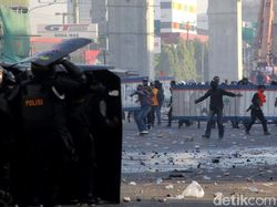 Potret Kericuhan Demo Mahasiswa di Makassar