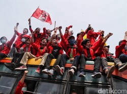 Momen Haru Ayah Beri Restu Anaknya Demo Tolak RUU KUHP Bikin Berkaca-kaca